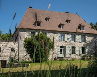 Une Demeure Ancienne D'exception, Parc, Piscine Extérieure, Espace Bien-être - Giat - Building