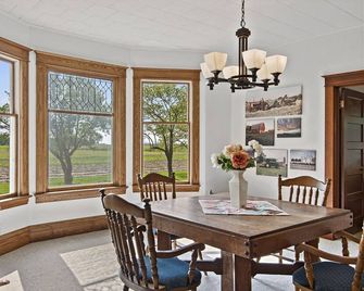 Spacious farmhouse located 9 miles from Taylorville, 15 miles from Springfield. - Edinburg - Їдальня