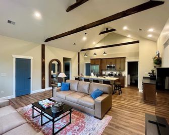 Newly Opened 3 Bdrm Silver Creek Loft- Luxury In Historic Farm Barn Setting - Richmond - Living room