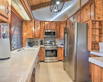 Luxe Escape with Decks, Mtn Views, Game Room! - Frazier Park - Kitchen