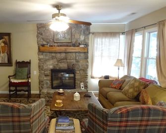 In Town Mountain Cottage Apartment - Highlands - Huiskamer