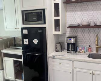 Charming 1-bedroom cottage in pleasant Rio Linda with WiFi, AC - Rio Linda - מטבח