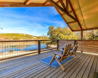 Lakefront Hill Country Glamping | Hot Tub + River - Hunt - Balcony