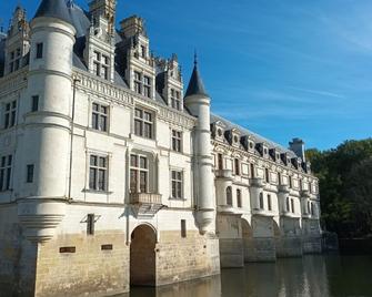 Au Nom Des Dames, Maison Et Table D'hote - Faverolles-sur-Cher