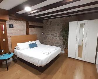 Luxury In Old Town Near Beach By Www,sansebastianapartments,es - San Sebastián - Habitación