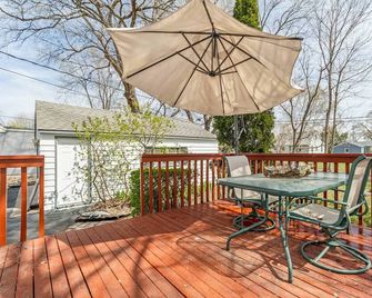 Spacious 3-Bed Loft Home, Private Deck & Fire Pit - Medicine Lake - Balcón