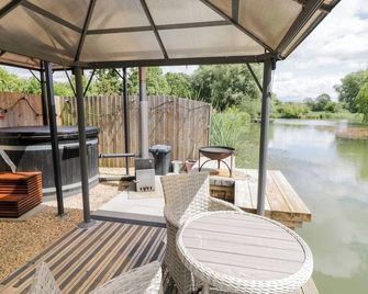 Oak Lodge At Bridge Lake Farm & Fishery - Banbury - Patio