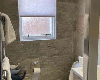 Kinnessburn Road Apartment - No 20 - St. Andrews - Bathroom