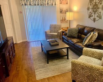 Gem Of Lake Marion! Beautiful 3 Bedroom With King Beds, Hd & Internet - Poinciana - Sala de estar