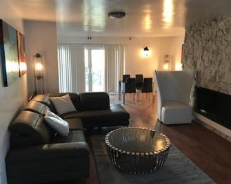 4 bedroom and 3 bath home close to universal studio and Hollywood - Sherman Oaks