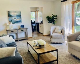 Enjoy beautiful sunrises at South Beach! - Emmetsburg - Living room