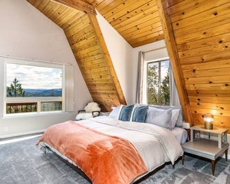 Mountain Retreat- Mid Century Style. Stunning Views. Hot Tub. On-Site Massage - Sonora - Bedroom