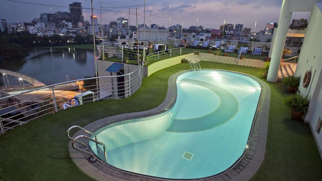 Lakeshore Hotel & Apartments