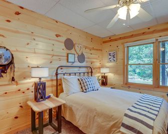 'The River Rest' Ellijay Cabin w/ Hot Tub! - Ellijay - Bedroom