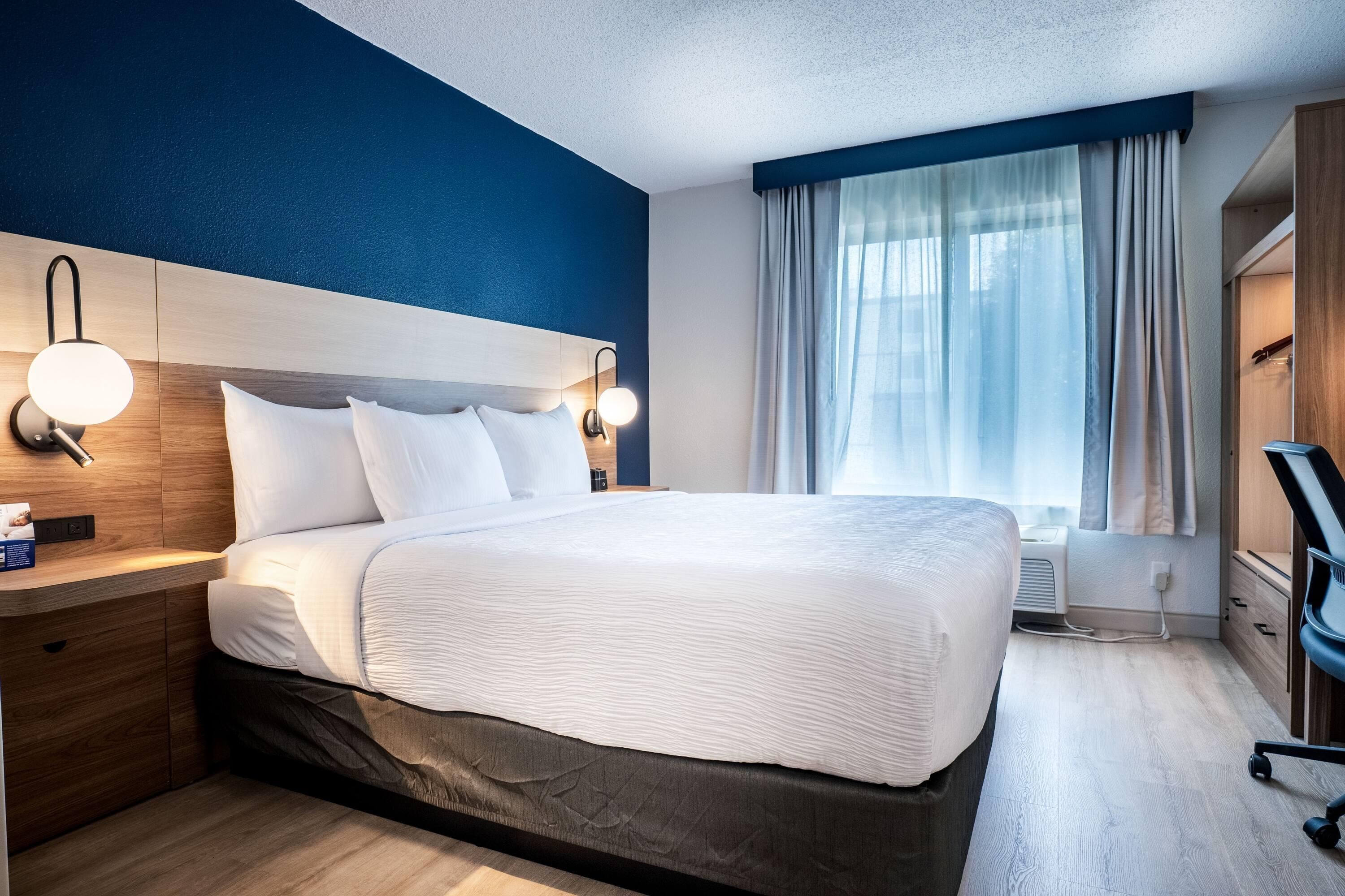 La Quinta Inn & Suites by Wyndham Danbury - דנברי - חדר שינה