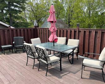 Charming 2-bedroom apartment with very fast WiFi, AC, full deck and bbq grill - Houlton - Patio