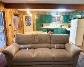 Cabin w/ Jacuzzi, W&D, Pool, Fitness, Lake & More. - Bushkill - Living room