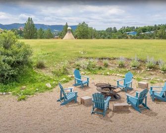Buffalo Glamping Tipi with King Bed in Black Hills - Hot Springs - Patio
