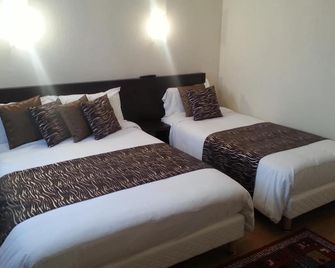 Le Chapeau Rouge - Alençon - Bedroom