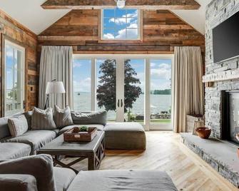 Exclusive Waterfront Getaway with Beach & Bunkie - Perth - Living room