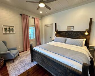 1910 on Route 66 is a Charming historic 2 bedroom 2 bath home, close to downtown - St James - Bedroom