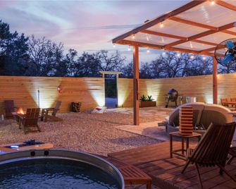 Romantic Luxury Retreat hot cold pool & sauna - Wimberley