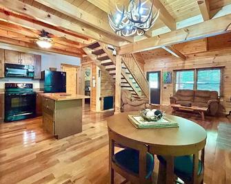 2-bedroom cabin in superb Monticello with WiFi, AC. Relax and unwind - Monticello