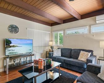 Modern Retreat | Games Room | Bbq & Firepit - Laguna Hills - Living room