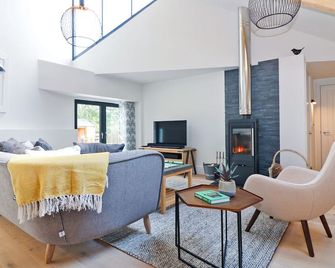 Long House, Boskensoe Barns - Falmouth - Living room