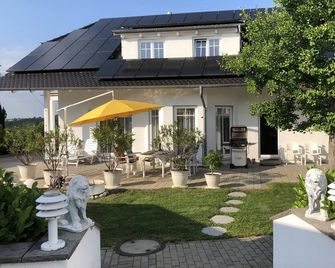 Exclusive single-family house with garden and sauna for 2 to 6 people - Біберах-на-Рісі - Патіо