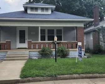 Terre Haute-Beautiful 2Bd Comfortable Stay - Terre Haute - Building