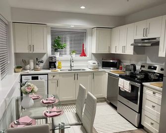 Modern, self-contained 1b/1 b suite w/ workspace - Maple Ridge - Kitchen