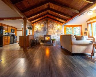 Sunrise Cove Lodge- Lakefront with Dock and Canoes/Kayaks! - Rangeley - Living room