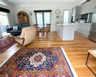 Tranquil Bungalow for two for a perfect getaway close to beaches & hiking trails - Stanwell Park - Living room