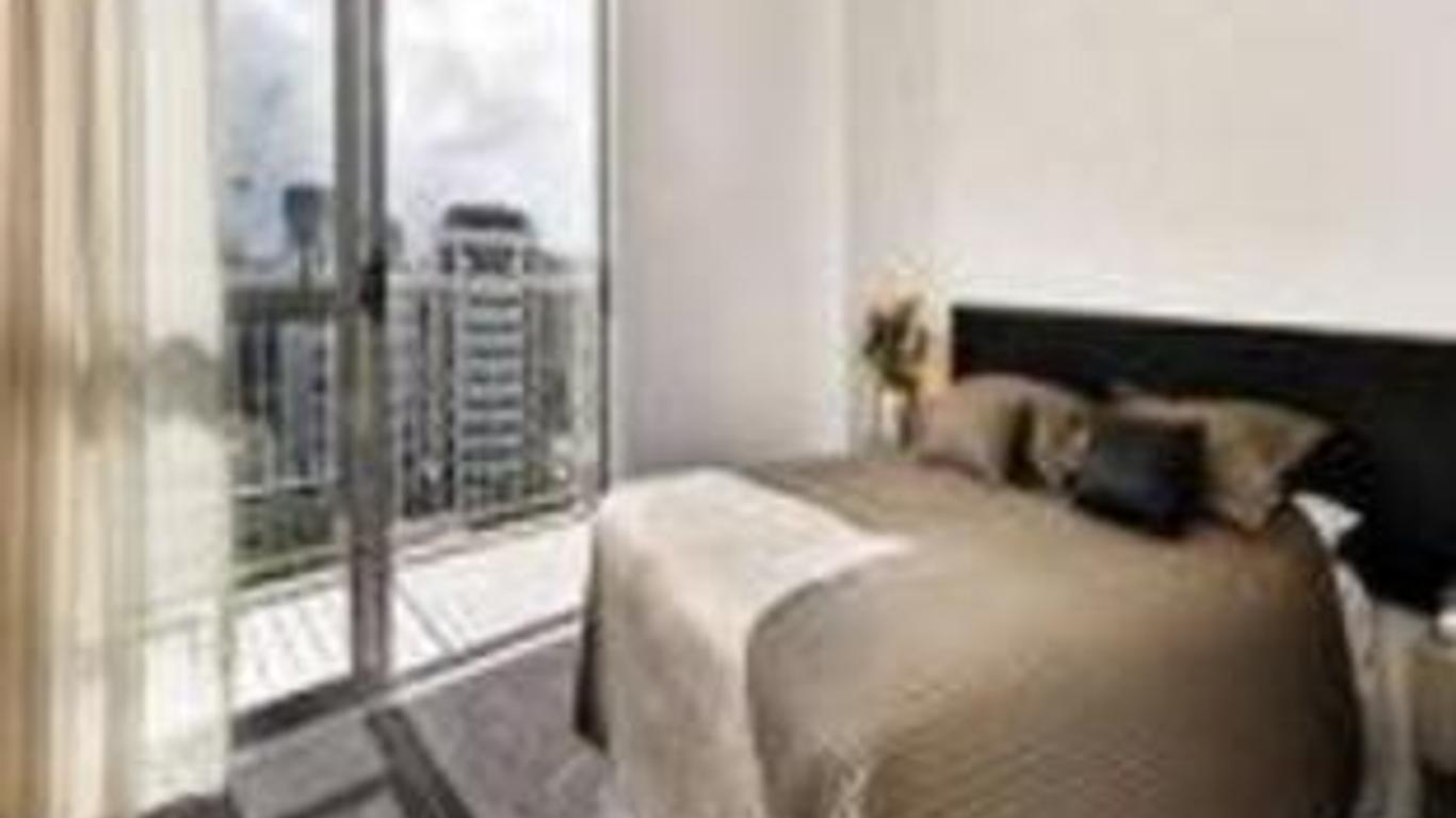 Bianco Off Queen Apartments