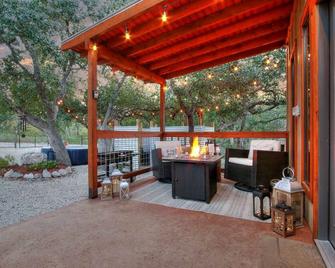 Hill Country Glass House - Hondo - Патіо