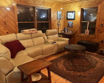 Streamside Saratoga - Saratoga Springs - Living room