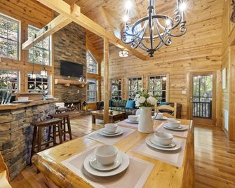 Cozy Cabin Near Helen + Hot Tub + Fire Pit + Game Room + More - Cleveland - Dining room