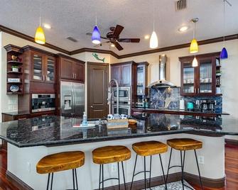 Bigfoot Bungalow -Enjoy being directly on the clear waters of Weeki Wachee River - Weeki Wachee - Bar