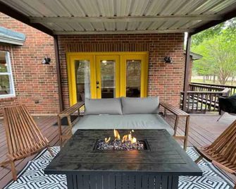 Swim Spa Billiards in Pineforest Spacious Home - Bastrop - Hàng hiên