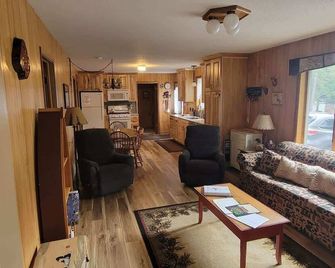 Nitschke's Resort Cabin #7 - Minocqua - Вітальня