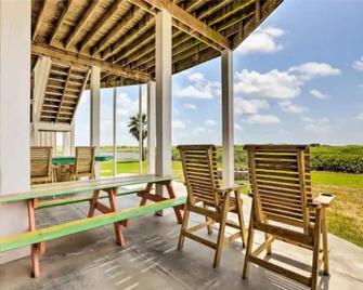 Crystal Beach-Beachfront-Dog Friendly - Crystal Beach - Patio
