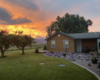 Adorable Out of Town Guest House - Hamilton - Building