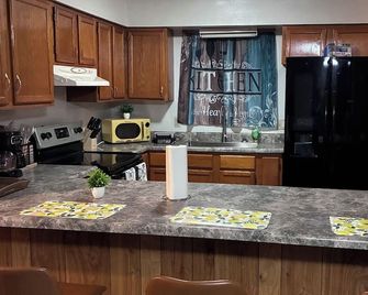Tranquil 2-bedroom house with AC in Leesville - Leesville - Cocina