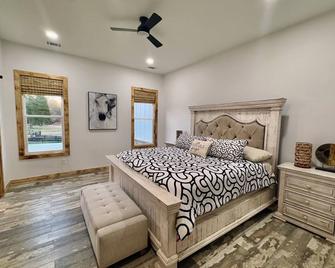 Spacious and Relaxing Home Near Allatoona and Lakepoint - Cartersville - Bedroom