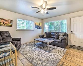 Cozy Townhome Near Dtwn, Hospital and College! - Pocatello - Living room