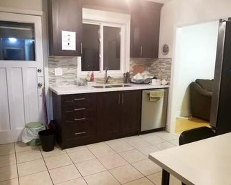 Private Rooms, Free Parking, Full Kitchen, Best Prices in Town- York University Heights - Toronto - Kitchen