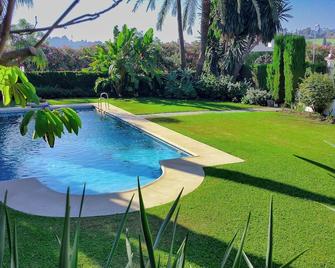 Cortijo De Cortes - Estepona - Piscina