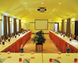 Kyriad Prestige Calangute Goa By Othpl - Calangute - Sala de reuniones