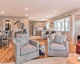 Inviting Rapid City Duplex Less Than 2 Mi to Downtown! - Rapid City - Living room